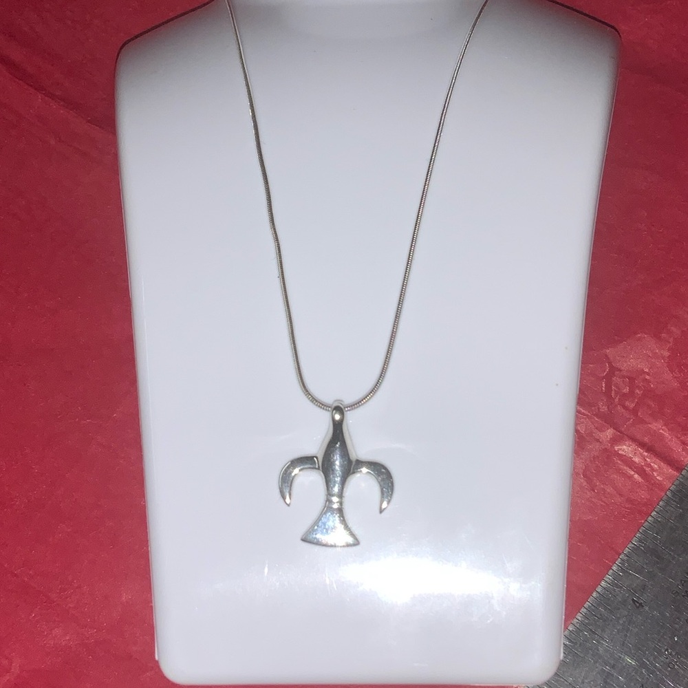 Chic Silver Fleur-de-Lis Necklace